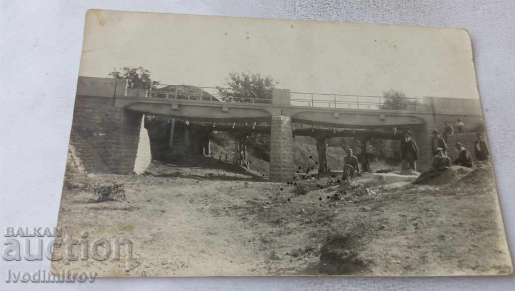 Снимка Мост на сухо корито на река
