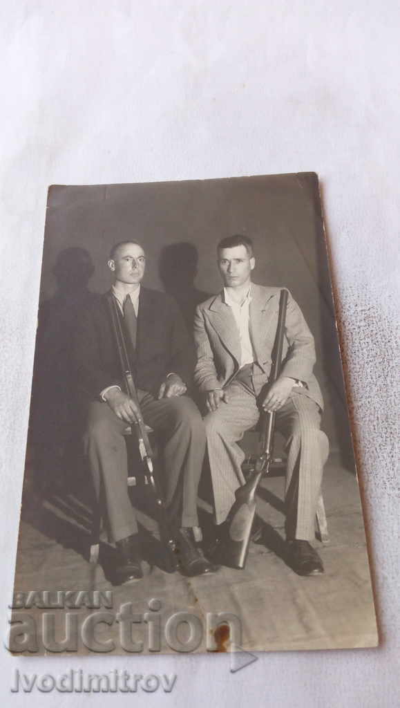 Φωτογραφία Δύο άνδρες με κυνηγετικά τουφέκια