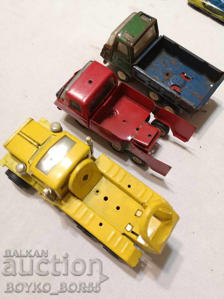Τρία Παλιά Μεταλλικά Παιχνίδια Αυτοκίνητα Φορτηγά Καρότσια