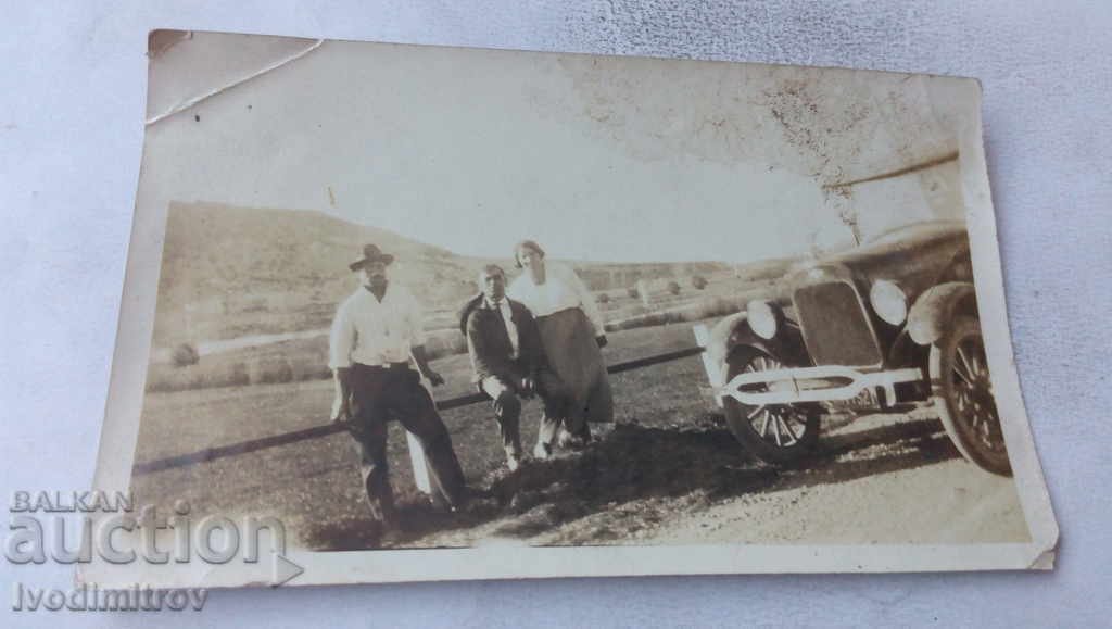 С-ка Thermopolis Двама мъже и жена пред ретро автомобил 1924