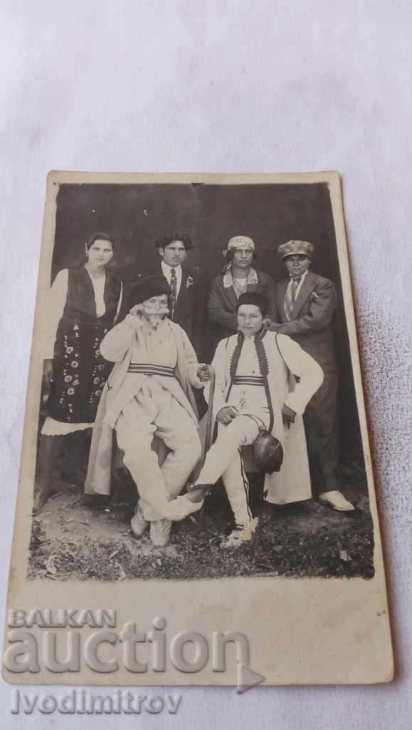 Photo Woman and men in national dress