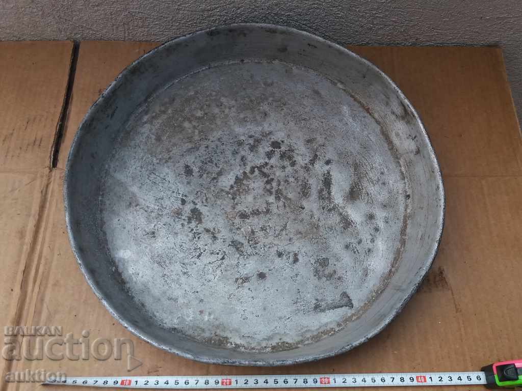 Livrarea TAVĂ MARE VECHE DE ALUMINIU PENTRU PÂNI, PULȚE, ETC. Livrarea TAVĂ MARE VECHE DE ALUMINIU PENTRU PÂNI, PULȚE, ETC.