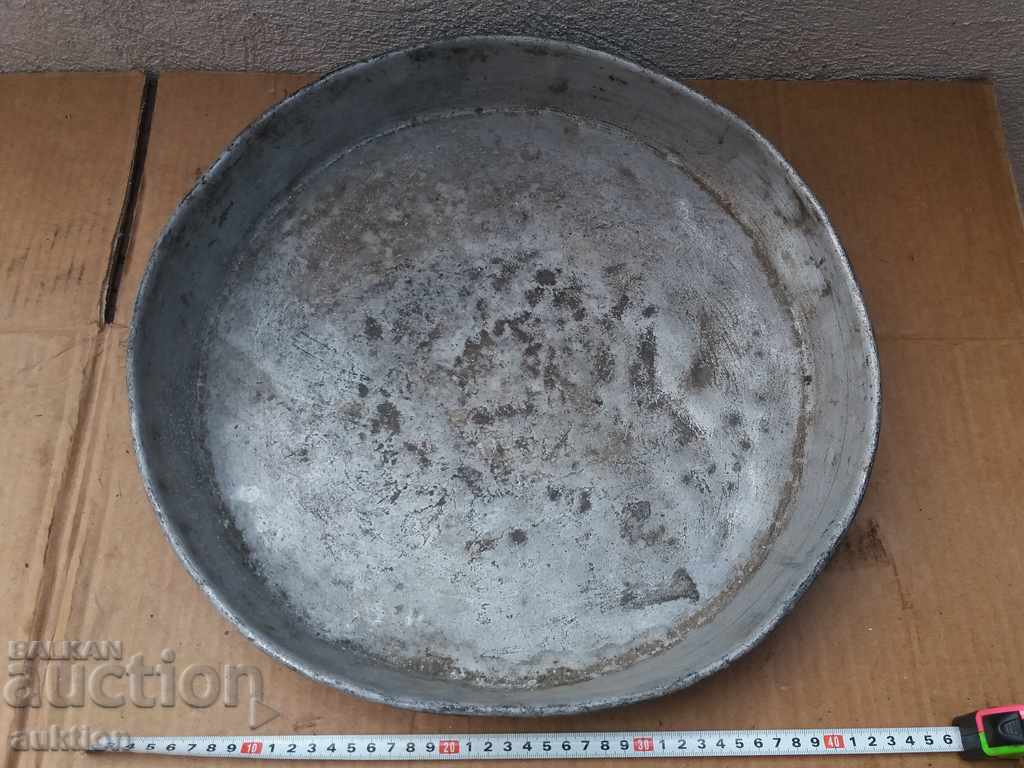 TAVĂ MARE VECHE DE ALUMINIU PENTRU PÂNI, PULȚE, ETC. - 5 TAVĂ MARE VECHE DE ALUMINIU PENTRU PÂNI, PULȚE, ETC. - 5