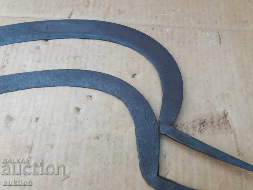 SET OF TWO REVIVAL SICKLES - MARKED BEE - 7 SET OF TWO REVIVAL SICKLES - MARKED BEE - 7