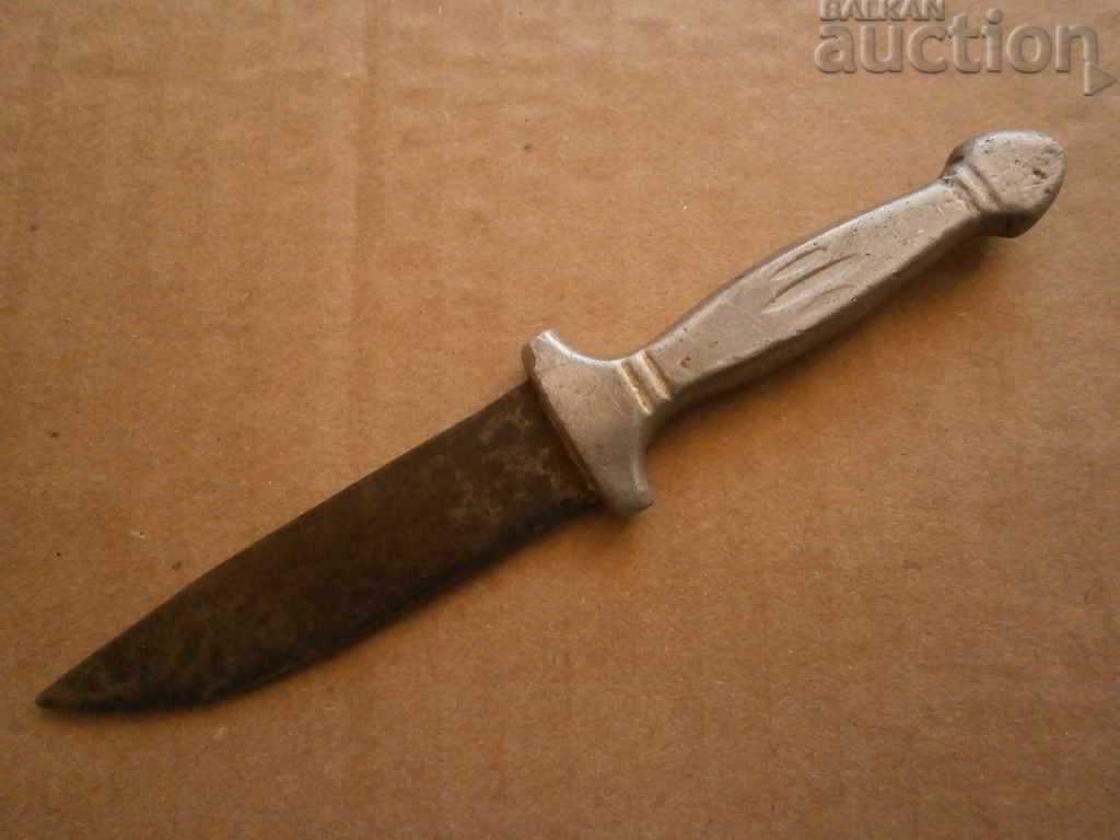 παλιό μαχαίρι μανιταριού με βότσαλο
