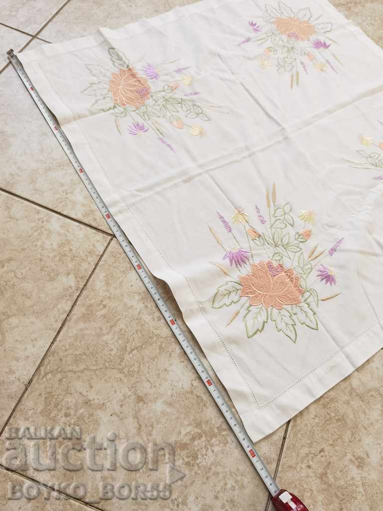 Auction Beautiful Embroidered Tablecloth - New, 80/80 cm. Auction Beautiful Embroidered Tablecloth - New, 80/80 cm.