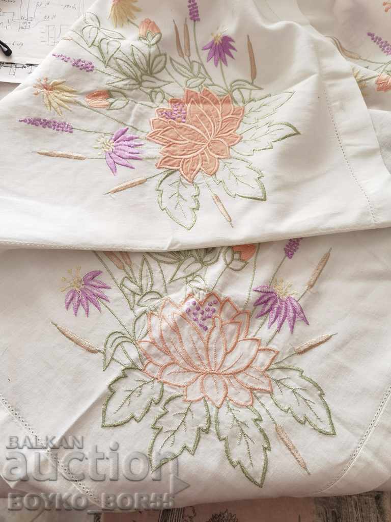 Delivery of Beautiful Embroidered Tablecloth - New, 80/80 cm. Delivery of Beautiful Embroidered Tablecloth - New, 80/80 cm.
