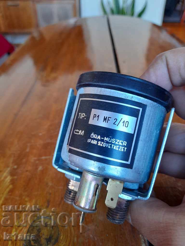 Delivery of Old car pressure gauge Delivery of Old car pressure gauge