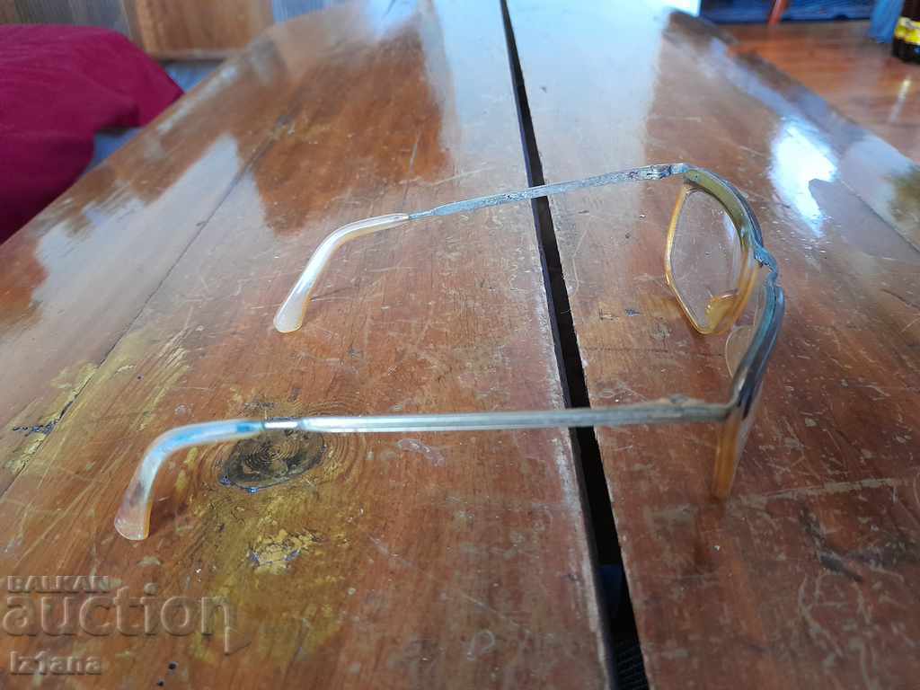 Old glasses with price 15.00 BGN | € 7.67 Old glasses with price 15.00 BGN | € 7.67