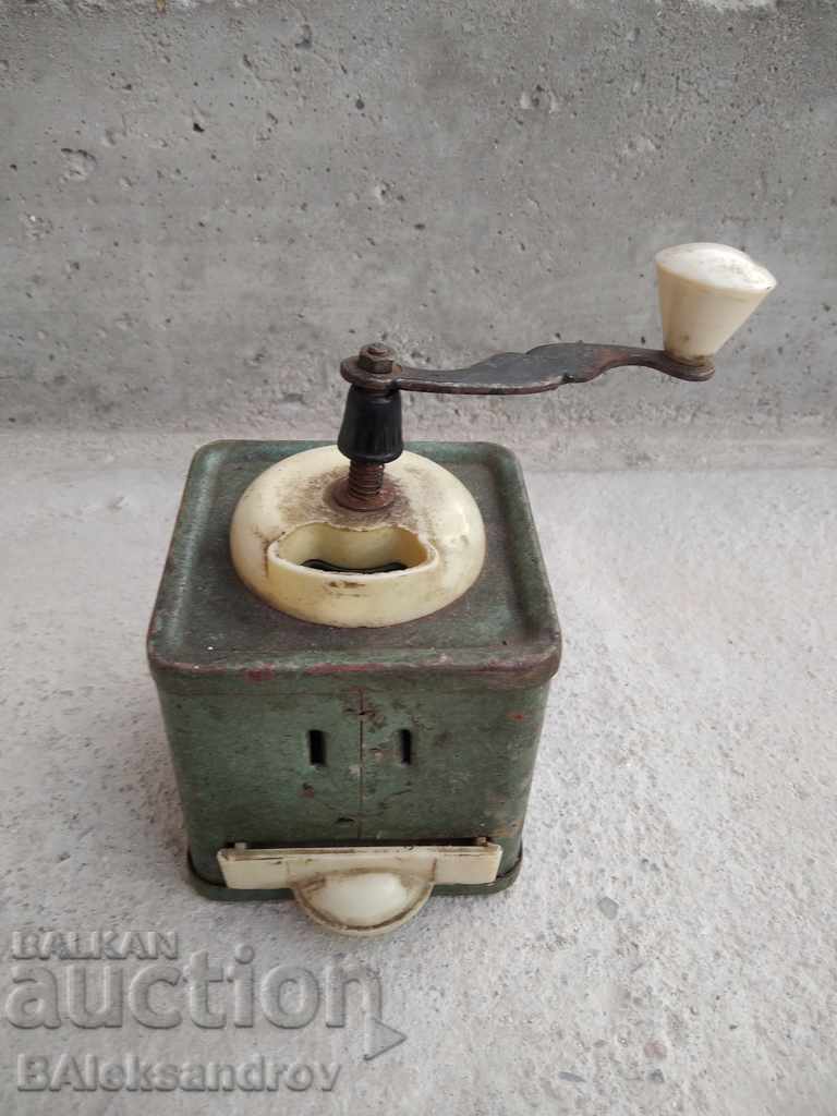 Old metal grinder with price 18.00 BGN | € 9.20 Old metal grinder with price 18.00 BGN | € 9.20