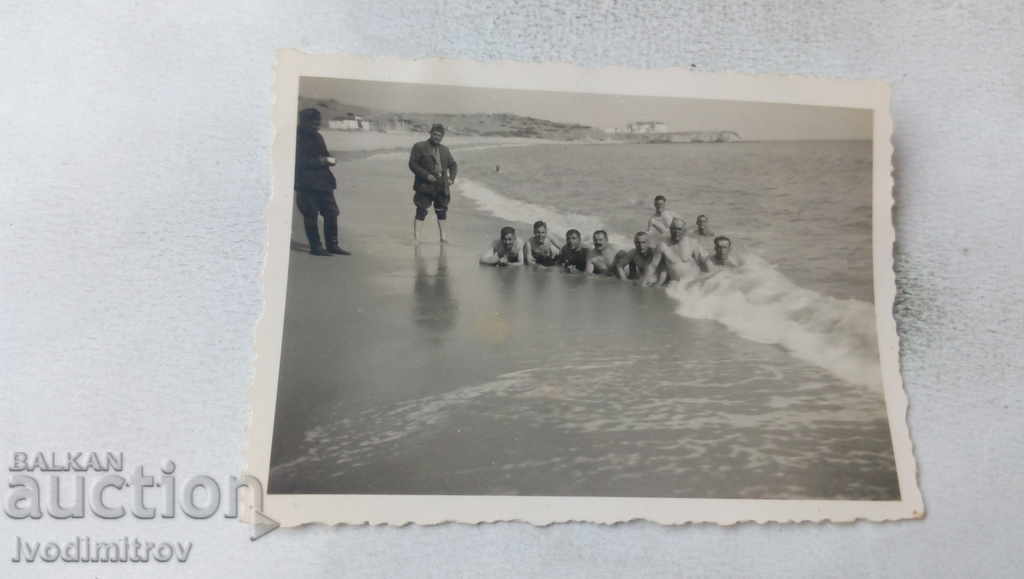 Foto Bărbați în spuma valului în mare