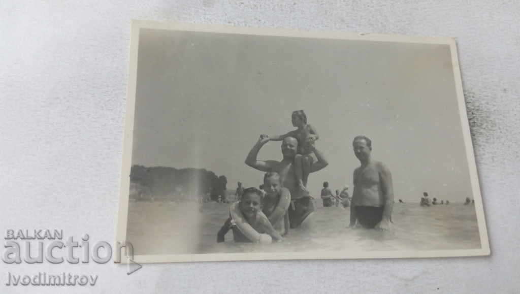 Photo Two men with children at sea