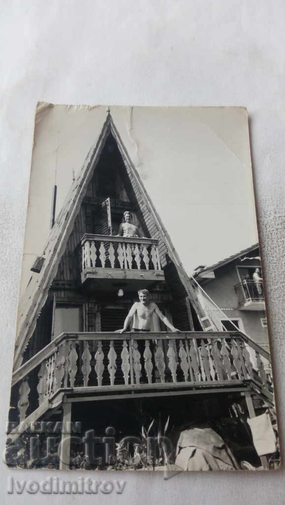 Φωτογραφία Άνδρας και γυναίκα στο μπαλκόνι σε μια αλπική βίλα