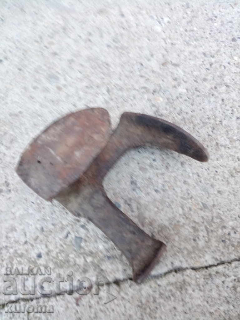 Auction  An old shoemaker's anvil