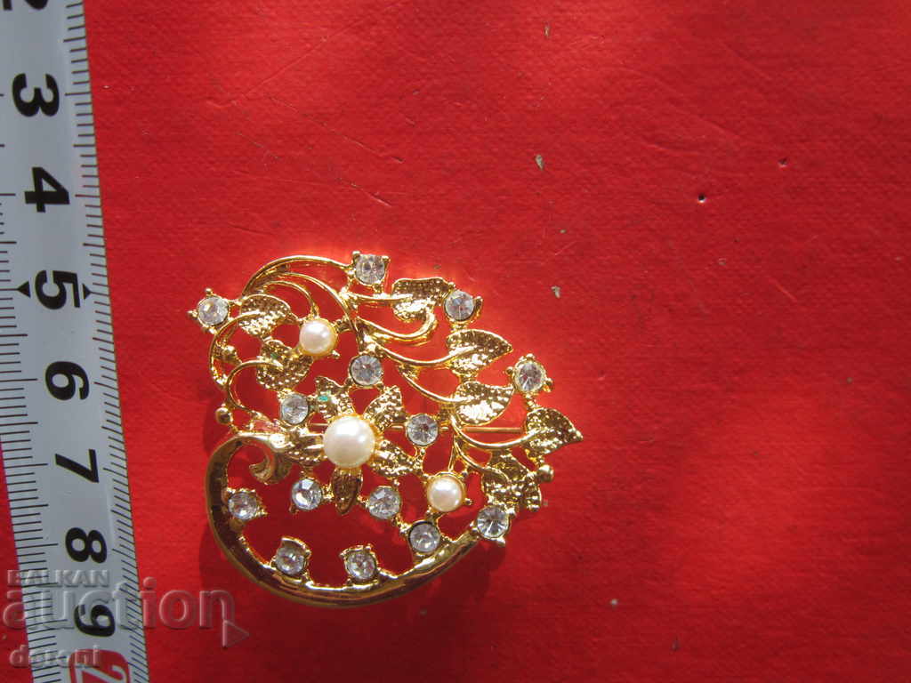 Καταπληκτική επιχρυσωμένη καρφίτσα με πέτρες και πέρλες με τιμή 10.00 BGN | € 5.11 Καταπληκτική επιχρυσωμένη καρφίτσα με πέτρες και πέρλες με τιμή 10.00 BGN | € 5.11