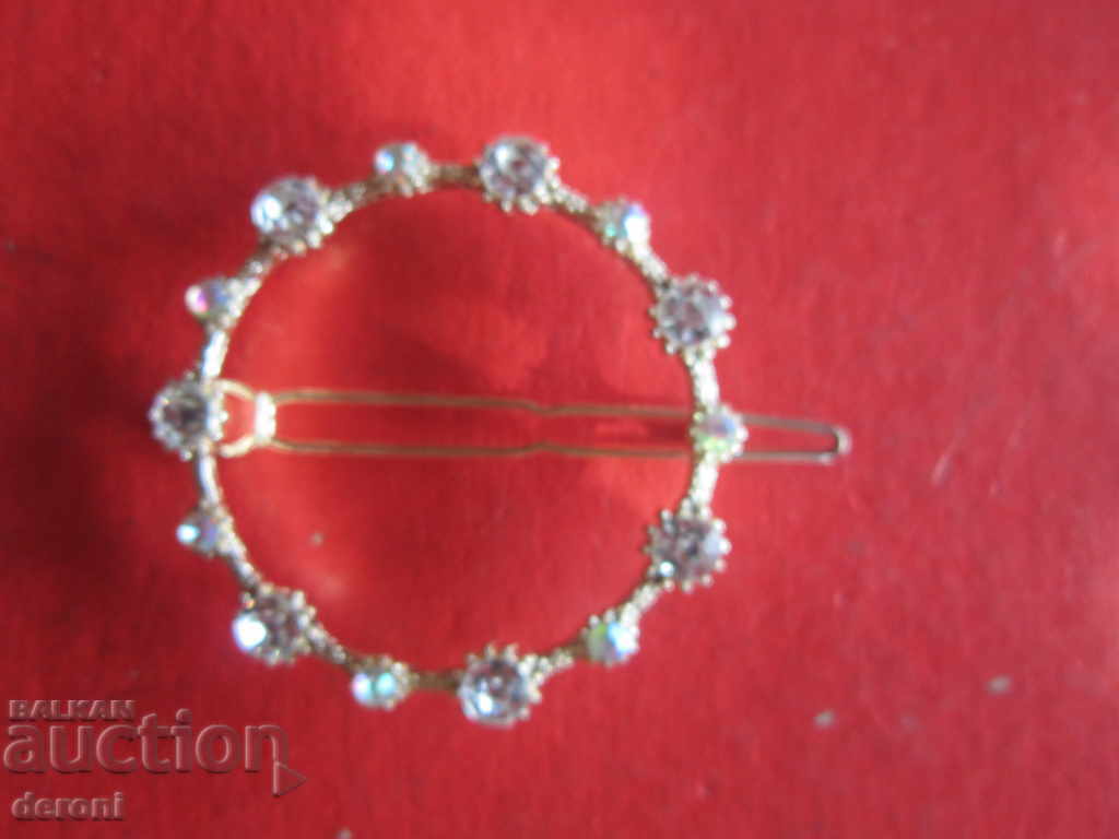 Gilded brooch with stones 10 with price 10.00 BGN | € 5.11 Gilded brooch with stones 10 with price 10.00 BGN | € 5.11