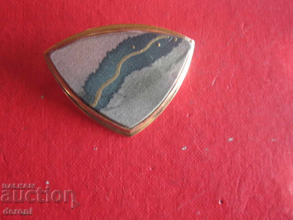 Delivery of Gold-plated brooch