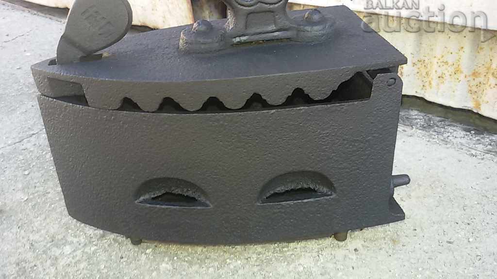 Παράδοση Παλιά σιδήρου στην πυρκαγιά Παράδοση Παλιά σιδήρου στην πυρκαγιά