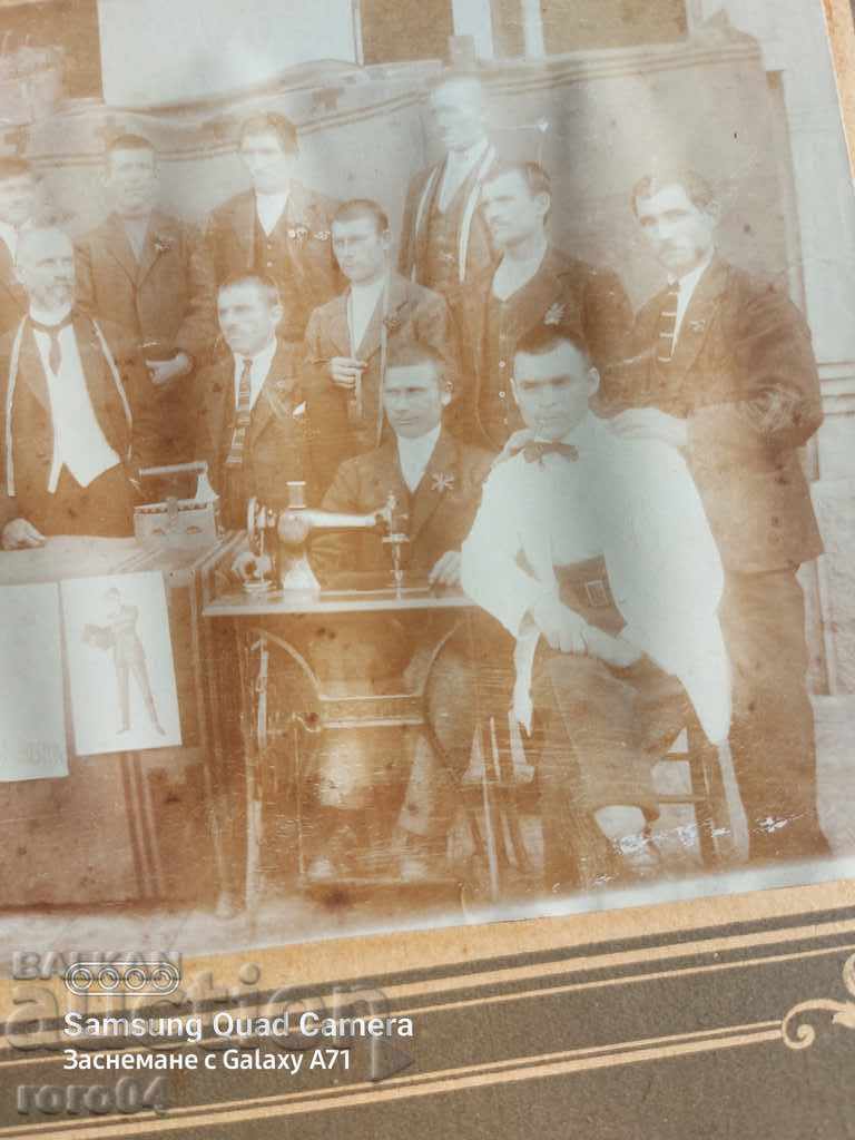 Delivery of SOFIA - SEWERS - SEWING MACHINE - IRON Delivery of SOFIA - SEWERS - SEWING MACHINE - IRON