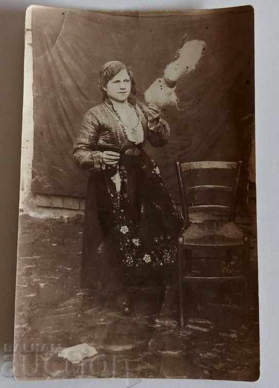 1918 ХУРКА ВРЕТЕНО НОСИЯ СТАРА СНИМКА ФОТОГРАФИЯ с цена 10.00 лв. | € 5.11 1918 ХУРКА ВРЕТЕНО НОСИЯ СТАРА СНИМКА ФОТОГРАФИЯ с цена 10.00 лв. | € 5.11