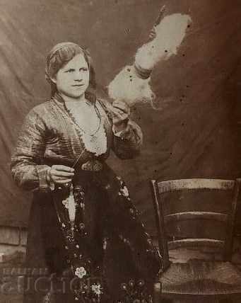 Аукцион 1918 ХУРКА ВРЕТЕНО НОСИЯ СТАРА СНИМКА ФОТОГРАФИЯ Аукцион 1918 ХУРКА ВРЕТЕНО НОСИЯ СТАРА СНИМКА ФОТОГРАФИЯ