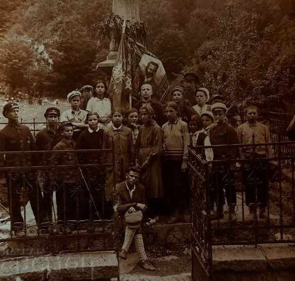 LOBNO PLACE BENKOVSKI FLAG KOSTINA MONUMENT OLD PHOTO with price 15.00 BGN | € 7.67 LOBNO PLACE BENKOVSKI FLAG KOSTINA MONUMENT OLD PHOTO with price 15.00 BGN | € 7.67