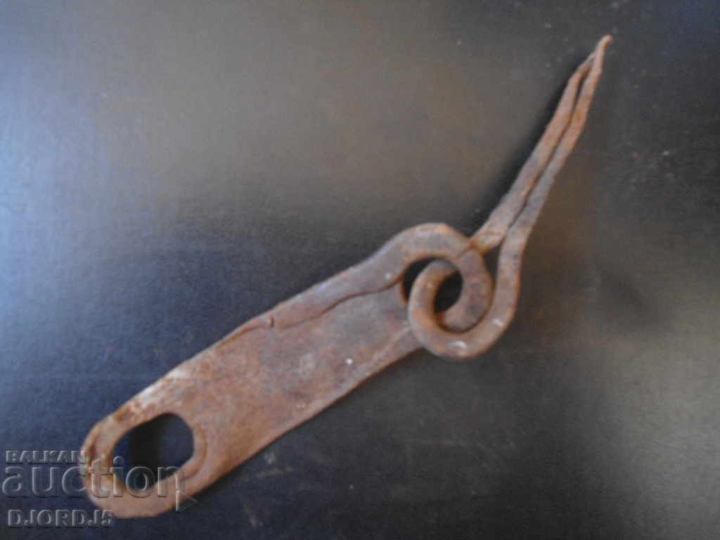 Old wrought latch with price 3.00 BGN | € 1.53 Old wrought latch with price 3.00 BGN | € 1.53