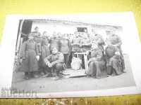 Soldații vechi cu carte foto.