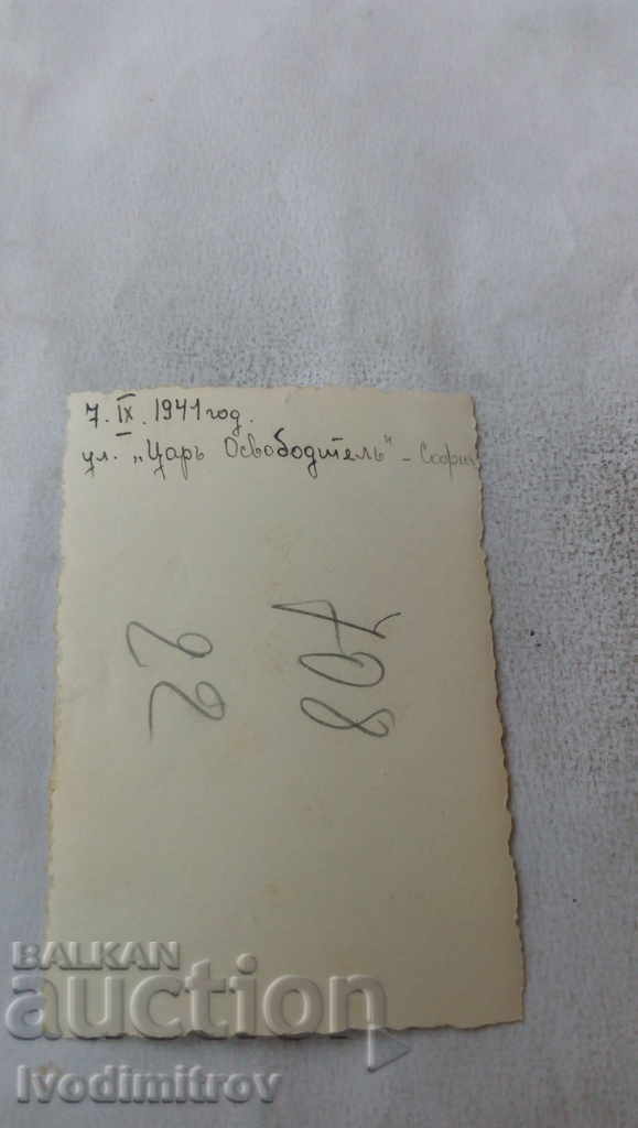 Sofia Sofia Un bărbat și trei femei într-o plimbare pe strada Țar Osvoboditel cu preț 3.45 BGN | € 1.76 Sofia Sofia Un bărbat și trei femei într-o plimbare pe strada Țar Osvoboditel cu preț 3.45 BGN | € 1.76