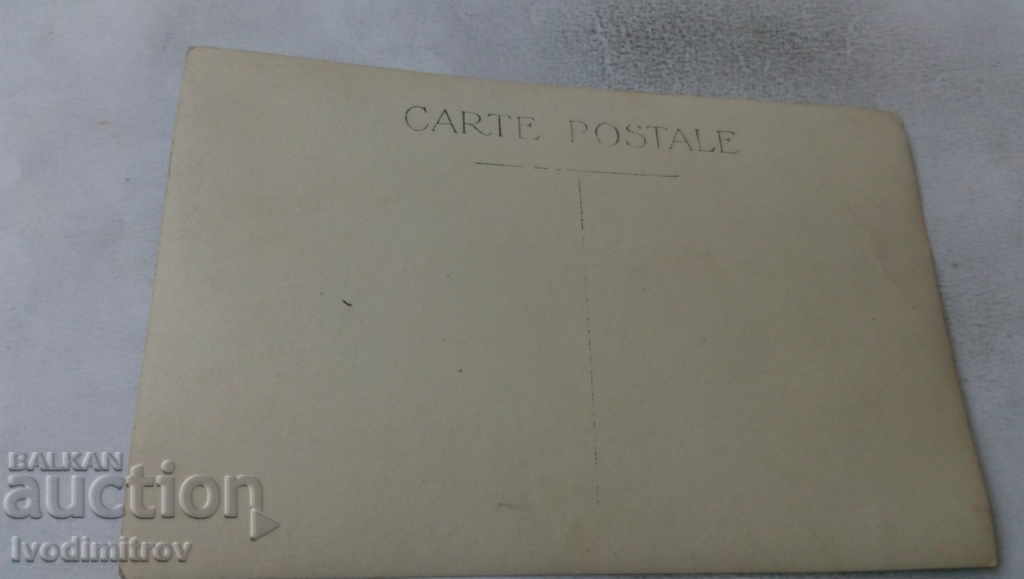 Φωτογραφία Τέσσερις άνδρες σε κορμούς δίπλα σε μια ξύλινη γέφυρα με τιμή 2.85 BGN | € 1.46 Φωτογραφία Τέσσερις άνδρες σε κορμούς δίπλα σε μια ξύλινη γέφυρα με τιμή 2.85 BGN | € 1.46