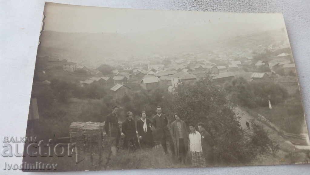 Φωτογραφία Άνδρες και γυναίκες πάνω από το χωριό