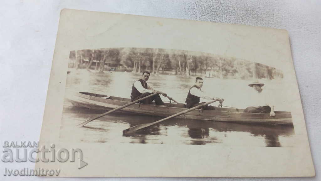 Снимка Младо момиче и двама младежи с каяк в езерото