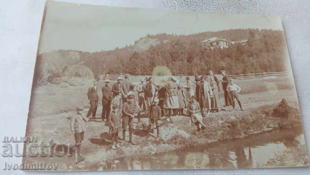 Снимка Мъже жени и деца покрай потока