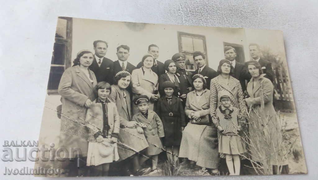 Foto Toată familia în curtea casei lui