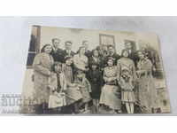 Φωτογραφία Όλη η οικογένεια στην αυλή του σπιτιού του