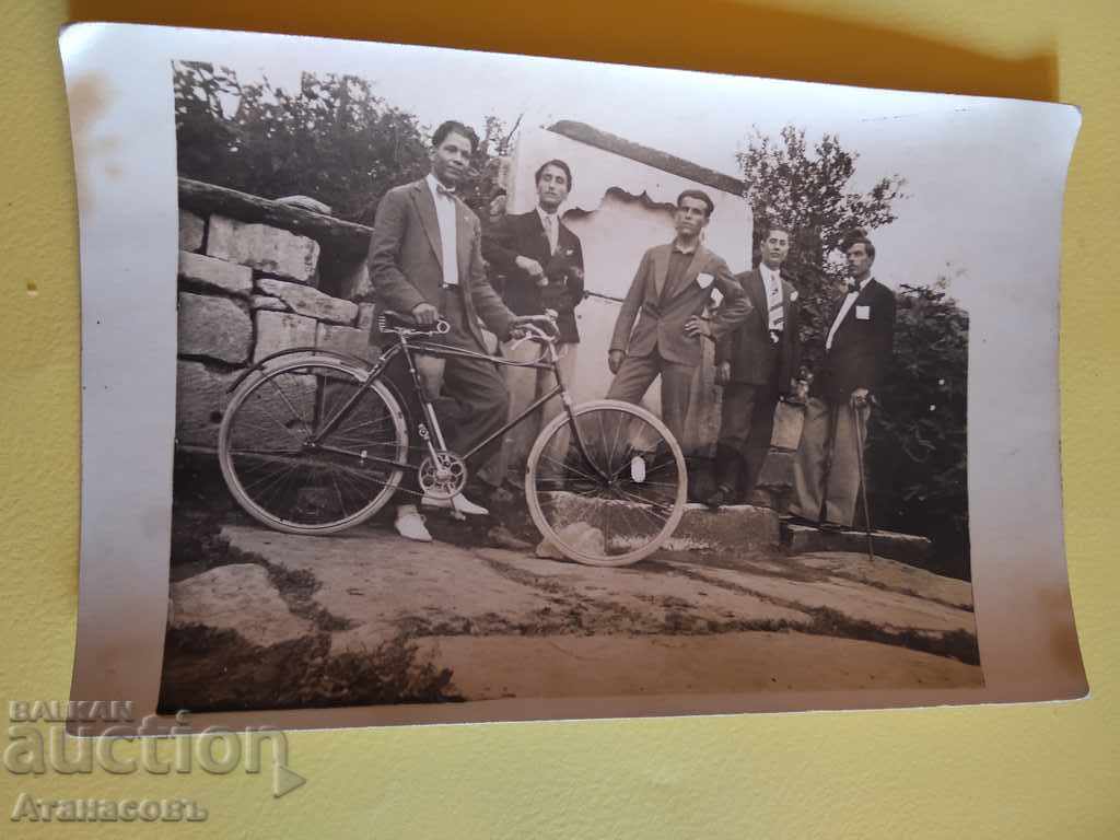 Poza veche a unei biciclete