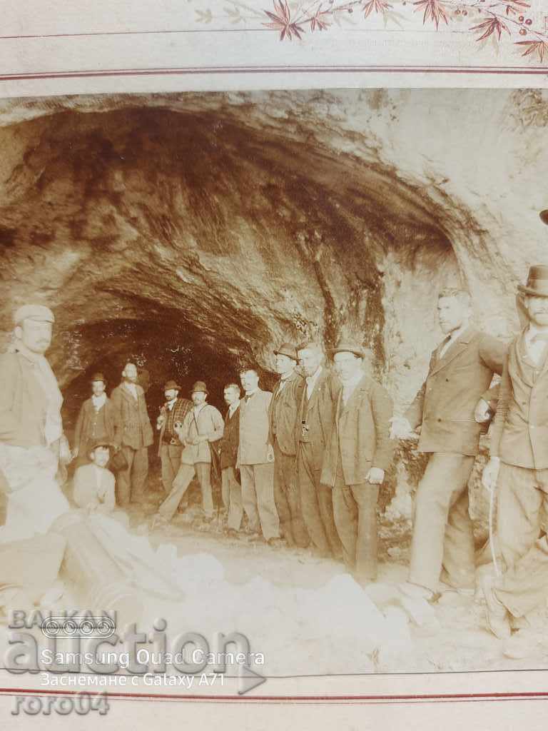 Delivery of CAVE - OLD PHOTOGRAPHY - CARDBOARD Delivery of CAVE - OLD PHOTOGRAPHY - CARDBOARD