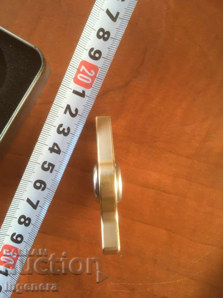 SPINNER ΜΕΤΑΛΛΙΚΟ ΧΡΩΜΙΟ ΣΕ ΜΕΤΑΛΛΙΚΟ ΚΟΥΤΙ με τιμή 6.00 BGN | € 3.07 SPINNER ΜΕΤΑΛΛΙΚΟ ΧΡΩΜΙΟ ΣΕ ΜΕΤΑΛΛΙΚΟ ΚΟΥΤΙ με τιμή 6.00 BGN | € 3.07