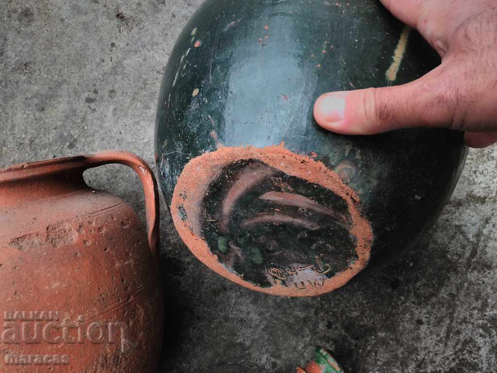 Livrarea Vase vechi din ceramică ulcior și borcane. Livrarea Vase vechi din ceramică ulcior și borcane.