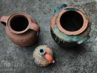 Vase vechi din ceramică ulcior și borcane.