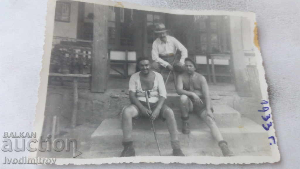 Φωτογραφία Ribaritsa Τρεις άντρες στις σκάλες μπροστά από το σπίτι 1933