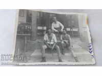 Φωτογραφία Ribaritsa Τρεις άντρες στις σκάλες μπροστά από το σπίτι 1933