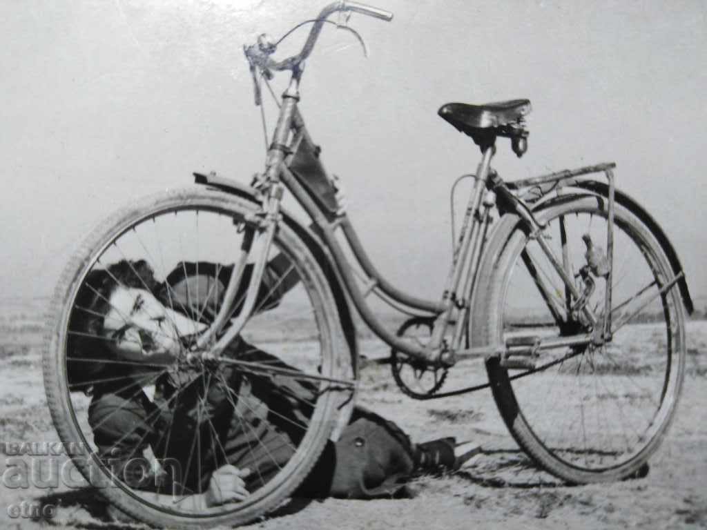 Fotografie veche, BICICLETA, ROATA