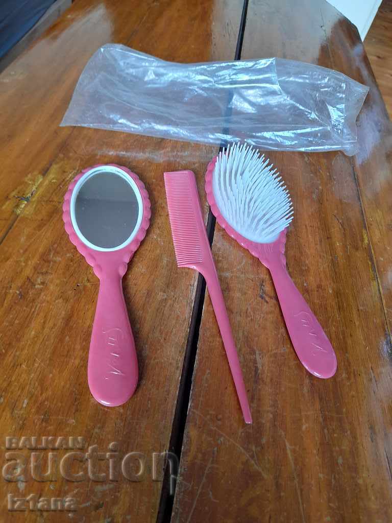 Set de păr vechi, perie, pieptene, oglindă cu preț 25.00 BGN | € 12.78
