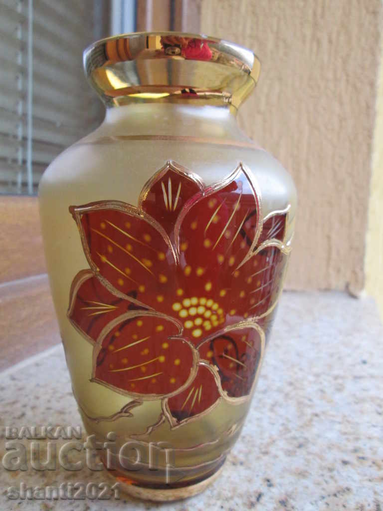Foarte frumoasa vaza de cristal, pictata manual cu aur, 16 cm.