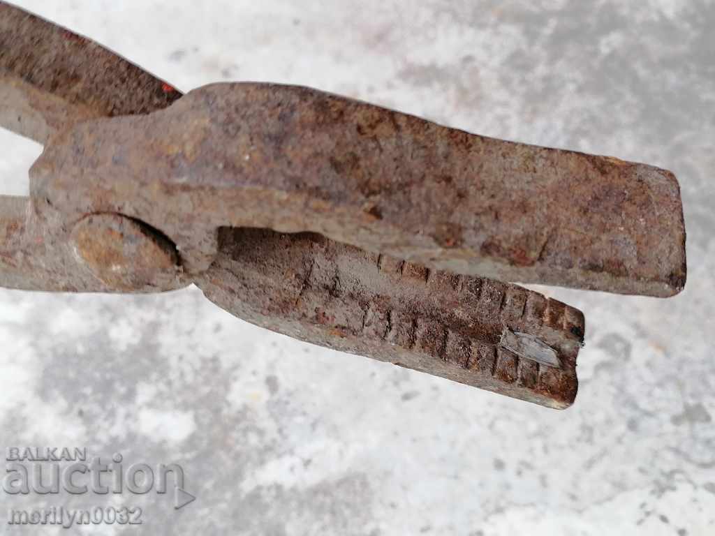 Auction Forging pliers wrought iron tool Auction Forging pliers wrought iron tool