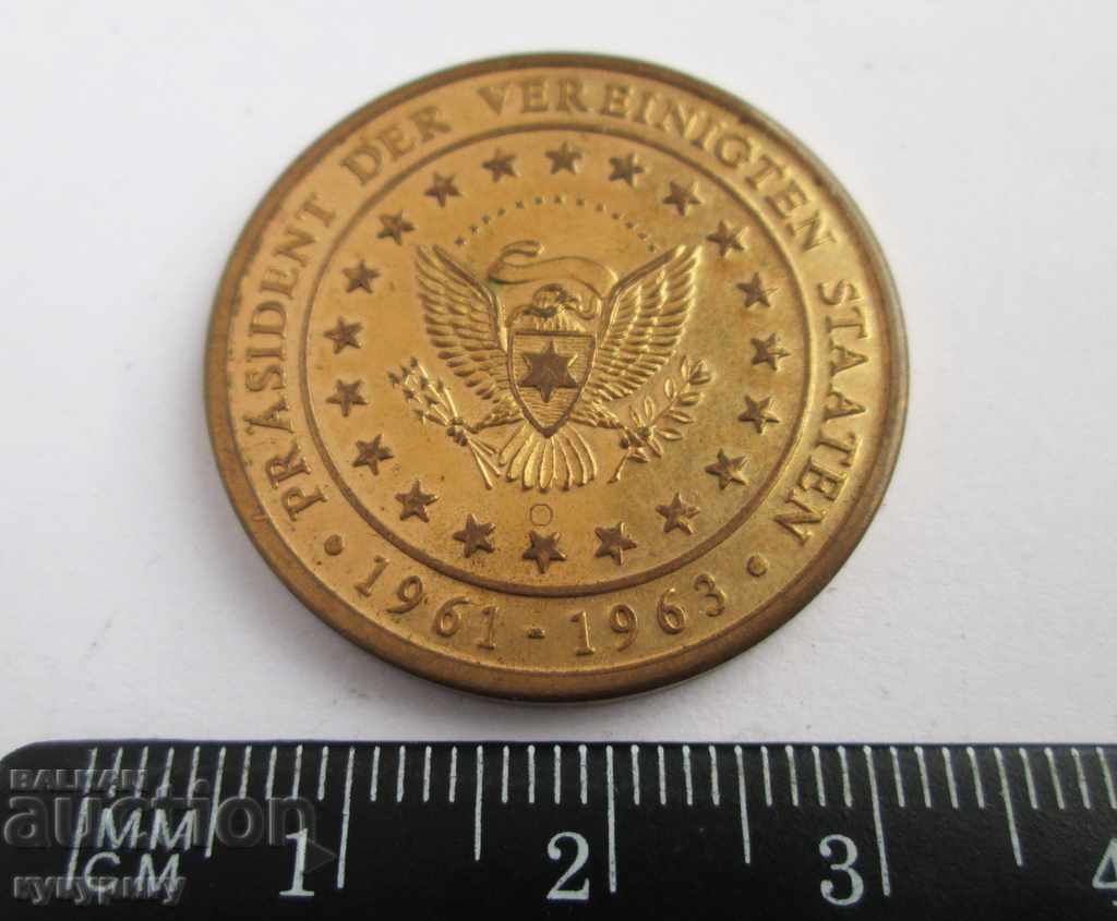 Placă germană semn medalie John F. Kennedy cu preț 15.00 BGN | € 7.67 Placă germană semn medalie John F. Kennedy cu preț 15.00 BGN | € 7.67