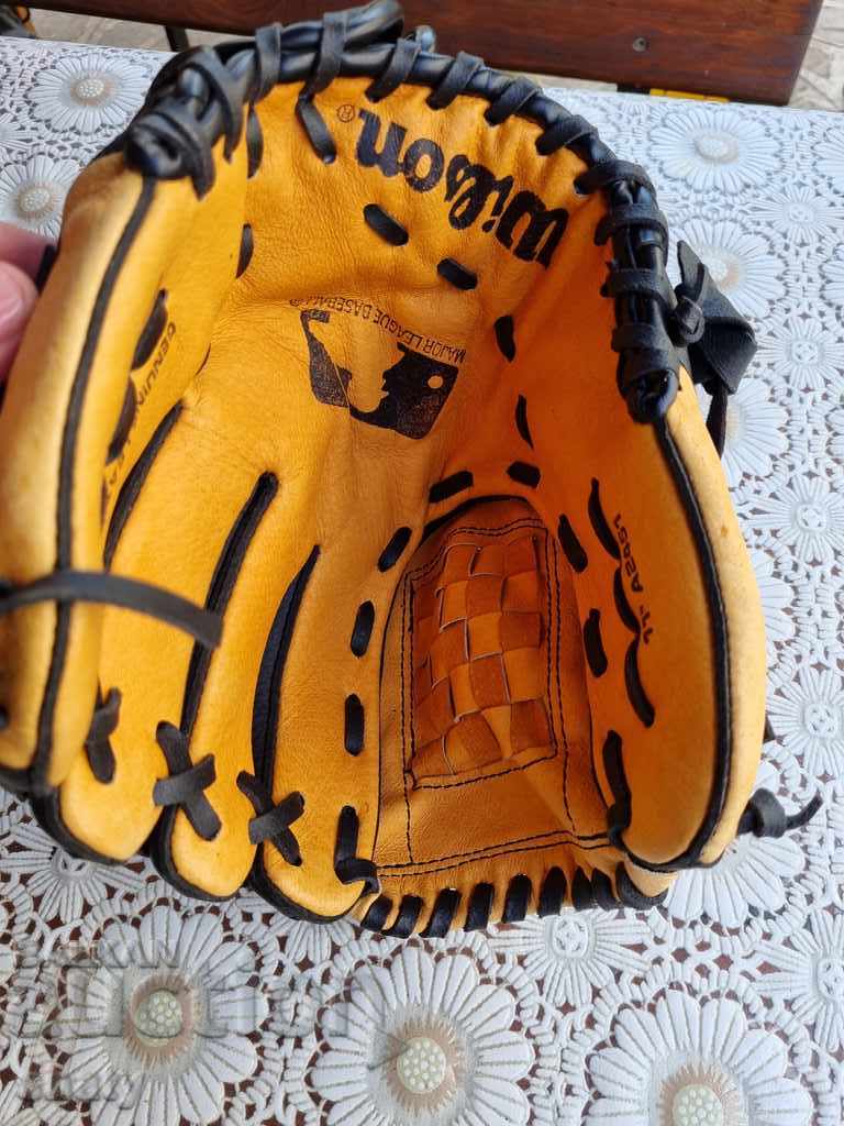 Auction Leather baseball glove Auction Leather baseball glove
