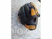 Leather baseball glove