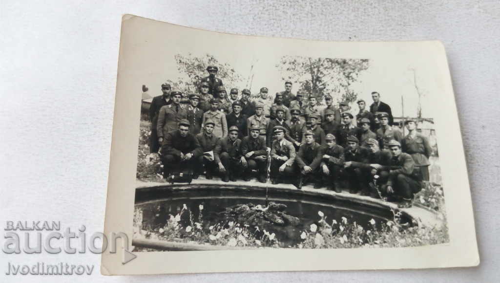 Foto Ofițeri și soldați în fața unei fântâni